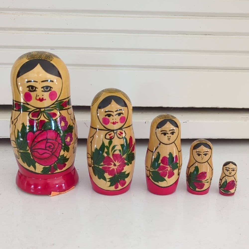 Vintage 5 Piece Wooden Russian Nesting Dolls